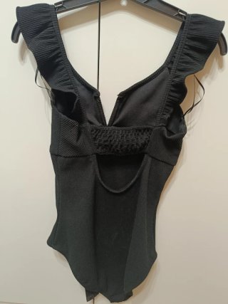 Body canalé Bershka volantes negro Talla M