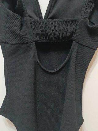 Body canalé Bershka volantes negro Talla M