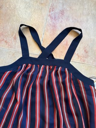 Blusa de rayas azul y roja