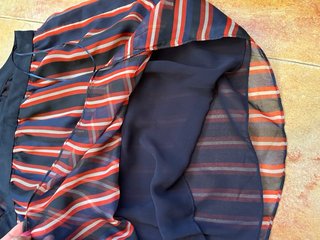 Blusa de rayas azul y roja