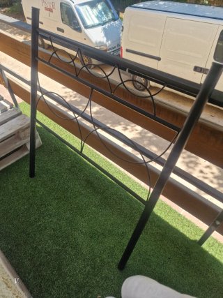 Cabecero de cama de metal negro