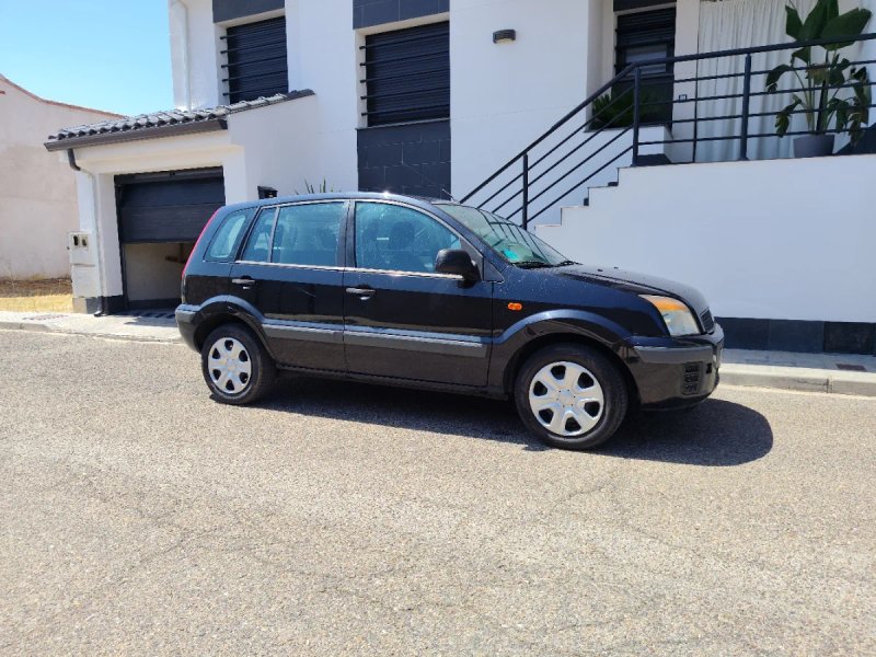 Ford Fusion 2012 - foto 1