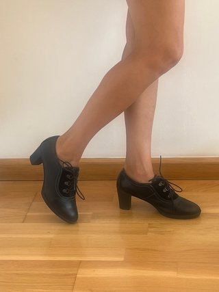 Zapatos de tacón negros con cordones