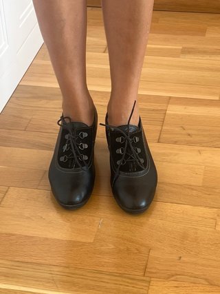 Zapatos de tacón negros con cordones
