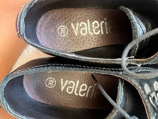 Zapatos de tacón negros con cordones