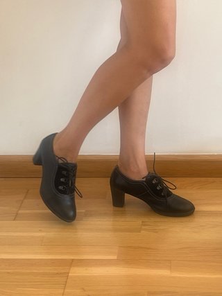 Zapatos de tacón negros con cordones