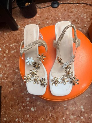 Sandalias preciosas con pedrería
