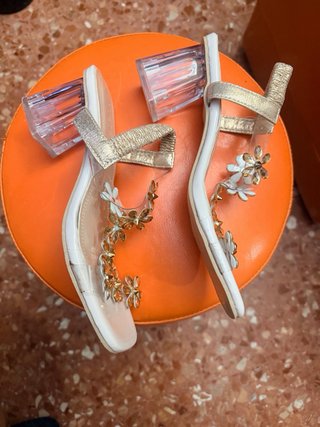 Sandalias preciosas con pedrería