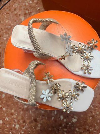 Sandalias preciosas con pedrería