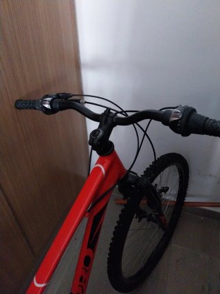 Bicicleta de montaña roja