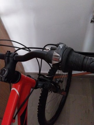 Bicicleta de montaña roja
