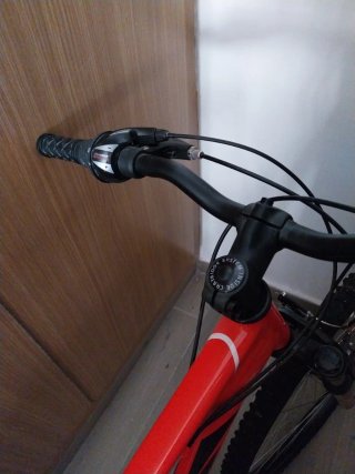 Bicicleta de montaña roja