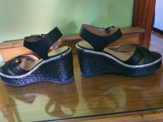 Sandalias de cuña negras para mujer
