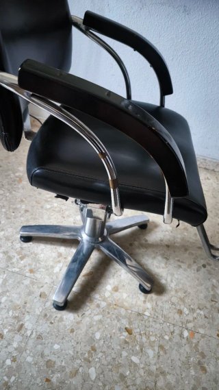 Silla de peluquería negra con reposapiés