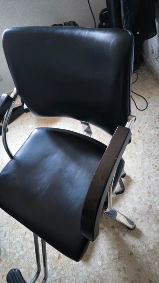 Silla de peluquería negra con reposapiés