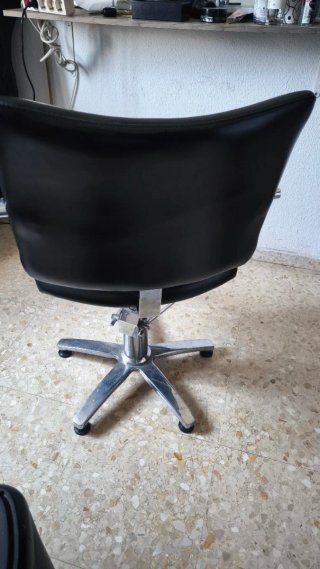 Silla de peluquería negra con reposapiés