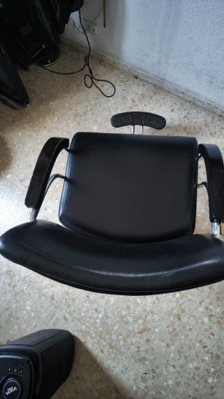 Silla de peluquería negra con reposapiés