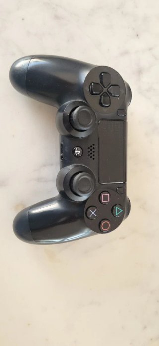PS4 (PlayStation 4) Negra con Mando