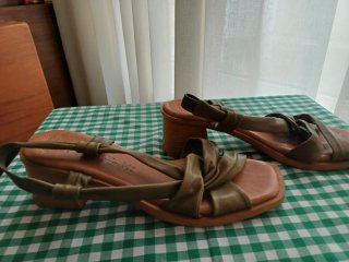 Sandalias piel tacón bajo verde kaki
