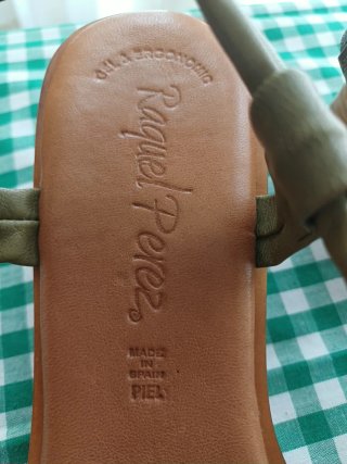 Sandalias piel tacón bajo verde kaki