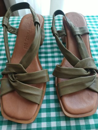 Sandalias piel tacón bajo verde kaki