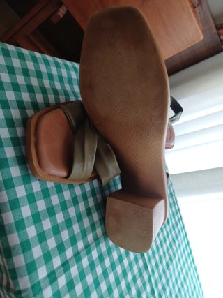 Sandalias piel tacón bajo verde kaki