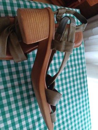 Sandalias piel tacón bajo verde kaki