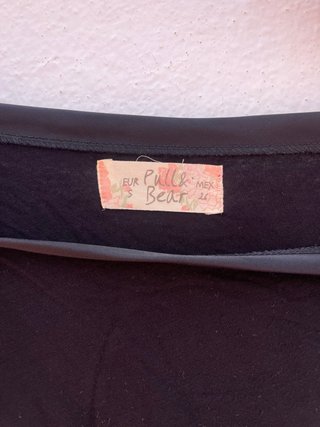 Vestido negro hombro descubierto con lazo