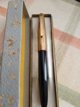 Vieja pluma bañada en oro