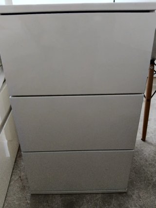 Cómoda lacado blaco 4 cajones Y 2 mesitas