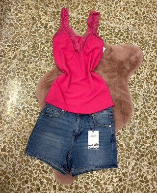 Vestido beige con cadena dorada