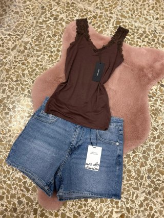 Vestido beige con cadena dorada