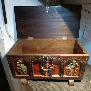 Cofre decorativo estilo medieval de madera