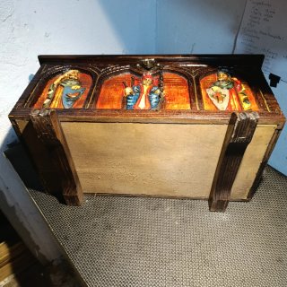 Cofre decorativo estilo medieval de madera