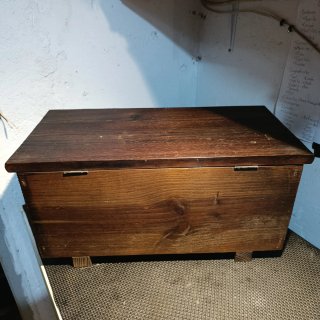 Cofre decorativo estilo medieval de madera