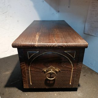 Cofre decorativo estilo medieval de madera
