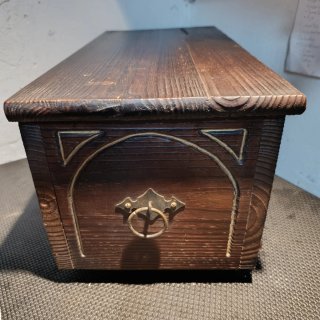 Cofre decorativo estilo medieval de madera