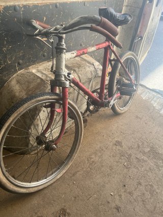 Bicicleta infantil antigua roja
