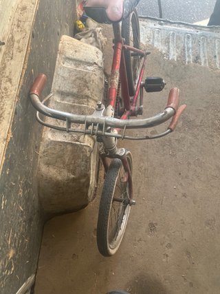 Bicicleta infantil antigua roja