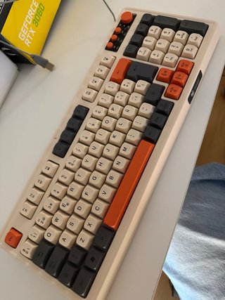 Teclado Mecánico Beige y Naranja