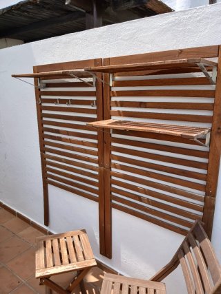 Conjunto madera: mesa, sillas y estantería