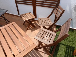 Conjunto madera: mesa, sillas y estantería