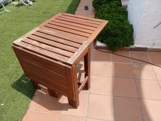 Conjunto madera: mesa, sillas y estantería