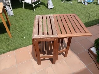 Conjunto madera: mesa, sillas y estantería