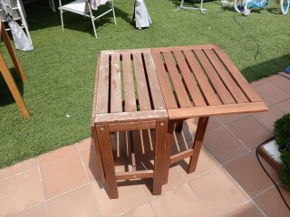 Conjunto madera: mesa, sillas y estantería