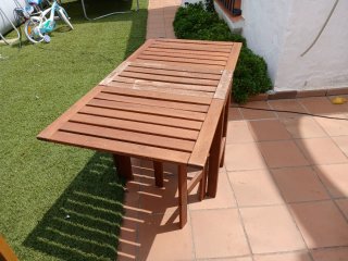 Conjunto madera: mesa, sillas y estantería