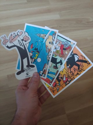Tres postales y un marcapáginas comic historieta