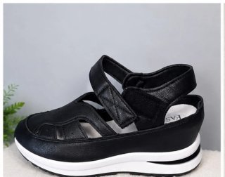 Sandalias de plataforma negras y doradas