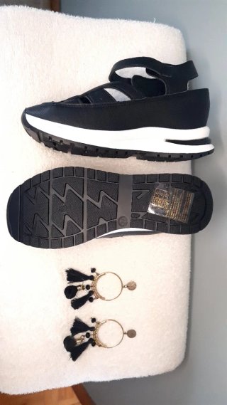 Sandalias de plataforma negras y doradas