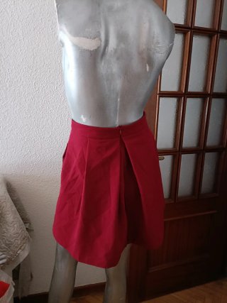 Falda burdeos con cinturón y bolsillos